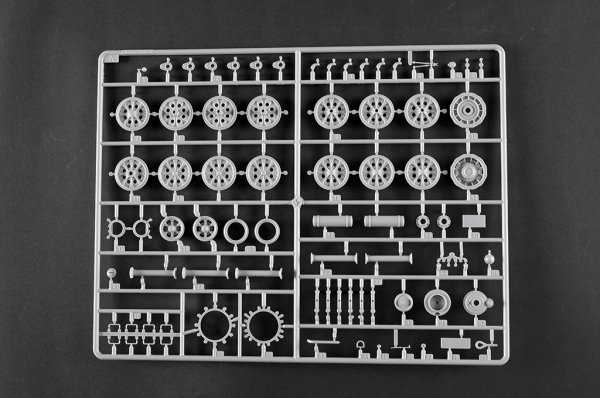 Trumpeter 09575 Schwerer Zugkraftwagen 18 t Sd.Kfz.9 Artillery Version 1/35
