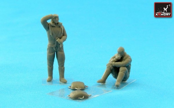 Armory Models F7224c RAF WWII crewmen in high altitude outfit – “Waiting…” 1/72