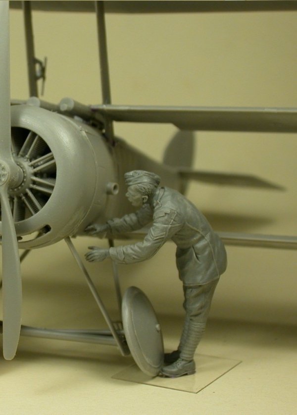 Copper State Models F32-026 RFC Air Mechanic checking aeroplane 1:32