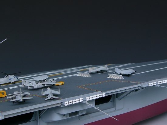 Trumpeter 05605 U.S. CVN-68 Nimitz aircraft carrier 1975 (1:350)