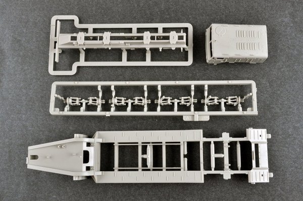 Trumpeter 07194 MAZ-537G intermediate type with MAZ/ChMZAP 5247G semi-trailer 1/72