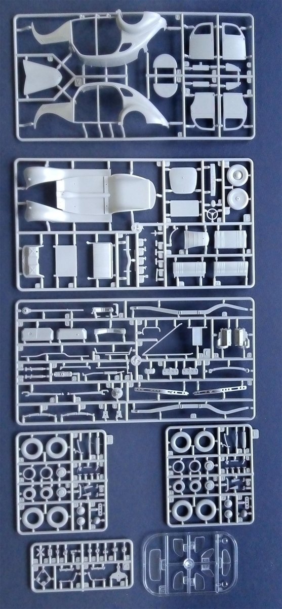 Roden 818 Ford V8-G81A Funkkraftwagen 1/35