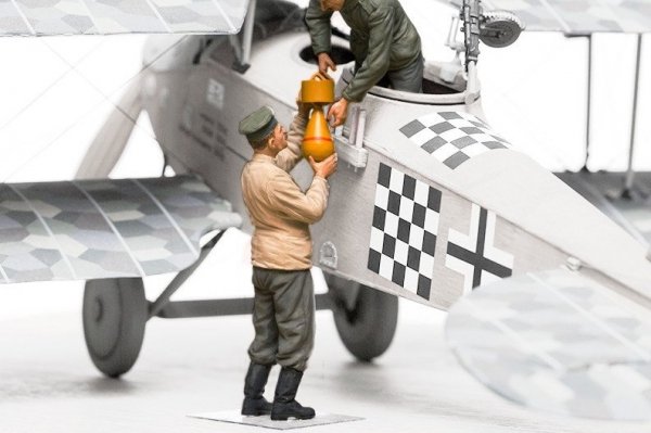 Copper State Models F32-005 German aerodrome personnel bomb loading 1:32