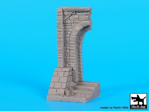 Black Dog D35072 Ruined entrance with stairs base 1/35