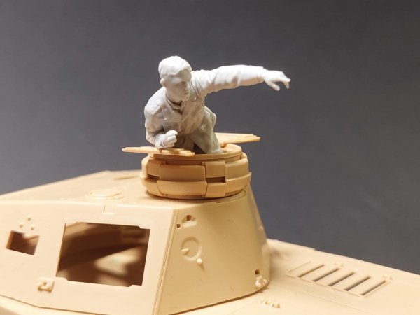 Panzer Art FI35-250 DAK Pz.lll/IV tank commander 1/35