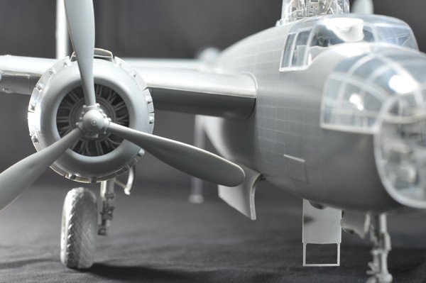 HK Models 01E02 B-25J Mitchell &quot;Strafer&quot; (1:32)