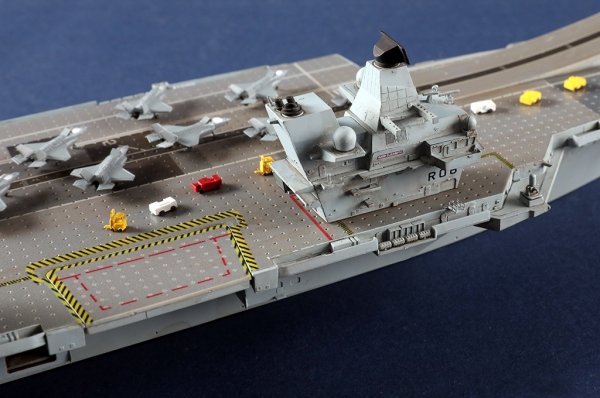 Trumpeter 06751 Queen Elizabeth Aircraft Carrier 1/700