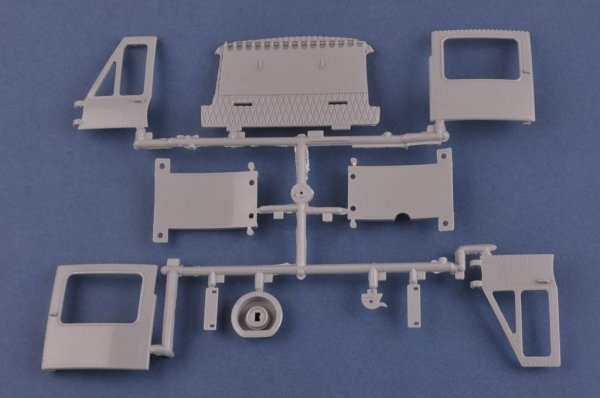 Hobby Boss 81807 UH-1 HUEY B/C 1/18
