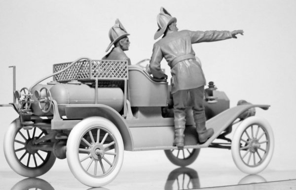 ICM 24006 American Fire Truck Crew (1910s) (2 figures) (1:24)