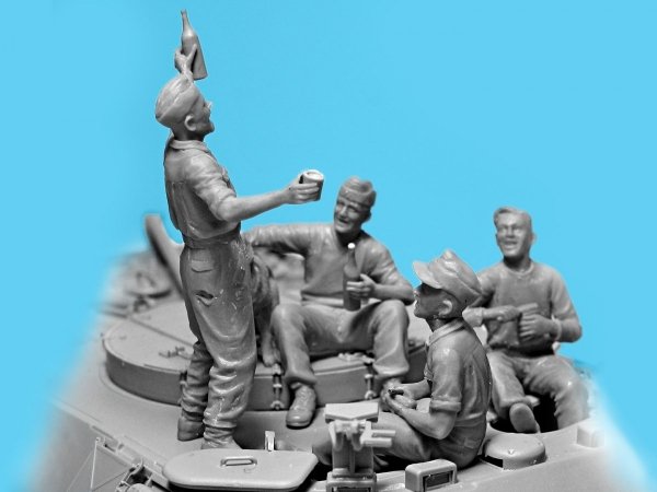 ICM 35343 Prost! Between Battles on Bergepanther WWII German Tankmen with Bergepanther 1/35