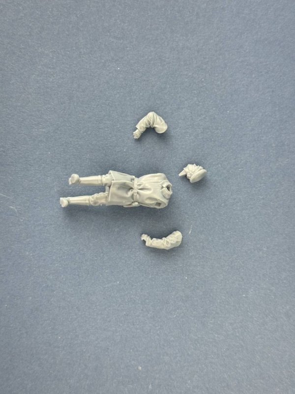 Copper State Models F35-062 British Dispatch Rider pushing his motorcycle (motorcycle not included) 1/35