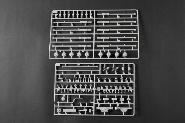 Trumpeter 00949 Pz.Kpfw.VI Sd.Kfz.182 Tiger II (Henschel 105mm) 1/16