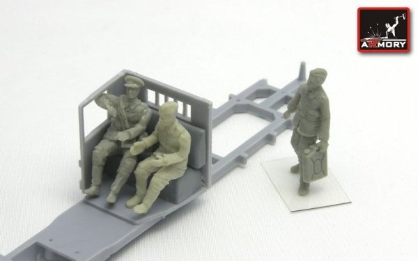 Armory Models F7209 “…in the truck cab” Soviet officer &amp; drivers (WWII) 1/72