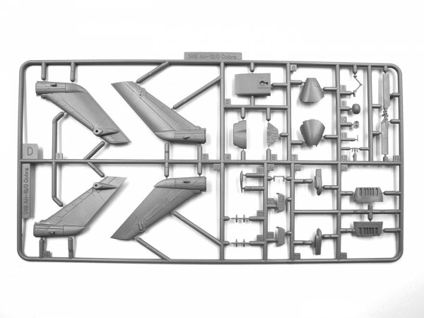 ICM 48298 AH-1G Cobra and M8A1 US Landing Mat 1/48