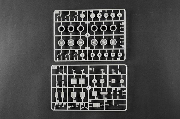 Trumpeter 01097 M1078A1P2 2.5 Ton LMTV Cargo Truck 1/35