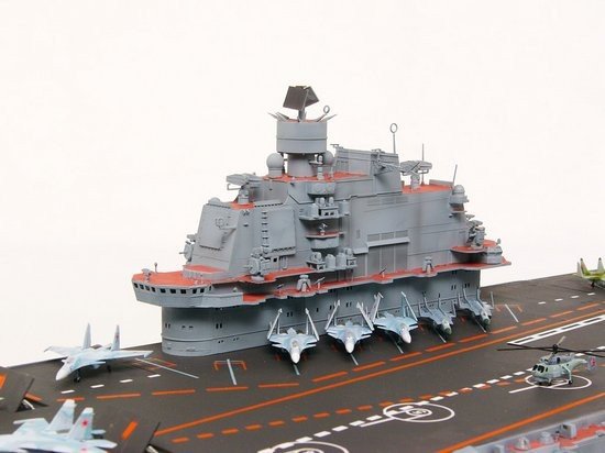 Trumpeter 05606 USSR Admiral Kuznetsov aircraft carrier (1:350)