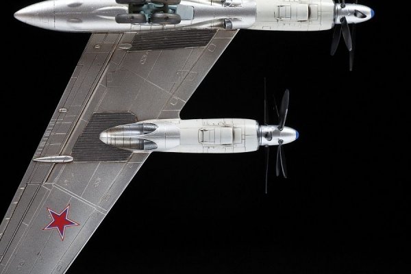 Zvezda 7038 Tu-95MS Bear Russian Strategic Bomber 1/144