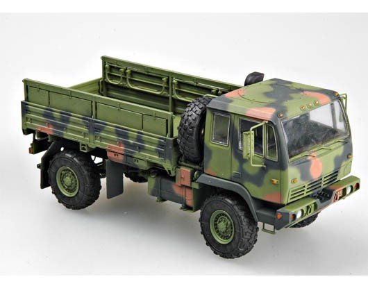 Trumpeter 01004 M1078 Light Medium Tactical Vehicle (LMTV) Standard Cargo Tru (1:35)