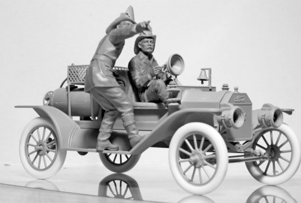 ICM 24006 American Fire Truck Crew (1910s) (2 figures) (1:24)