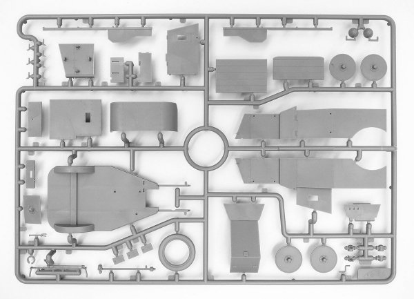 ICM 35670 Model T RNAS Armoured Car with WWI British Tank Crew 1/35