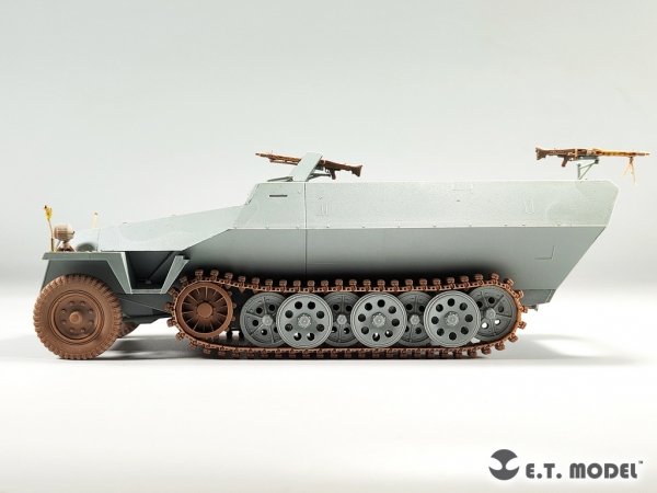 E.T. Model P35-130 WWII German Sd.kfz.251/Sd.kfz.11 Sagged Front Wheels 1/35