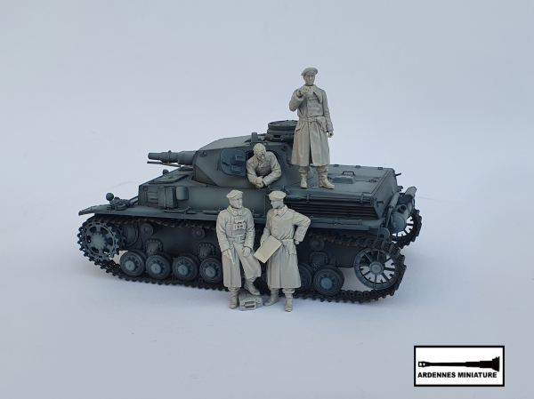 Ardennes Miniature 35045 GERMAN PANZER COMM. AND CREWMAN WW2 1/35