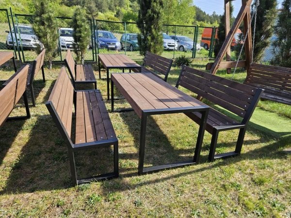 Zielona klasa. Klasa pod chmurką, 2 stoły, 4 ławki i 2 krzesła z oparciem LOFT CERTYFIKAT