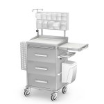 Wózek anestezjologiczny ANS-03/KO: szafka z 3 szufladami, blat boczny wysuwany, nadstawka 11 poj., pojemnik na narzędzia, kosz na cewniki, kosz kolanowy, kroplówka, zamek centralny