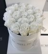 Białe żywe WIECZNE róże w średnim białym boxie