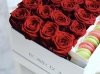Czerwone róże w kwadratowym czarnym boxie z ciasteczkami