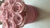 Pudrowo różowe żywe WIECZNE róże w średnim różowym VELVET boxie