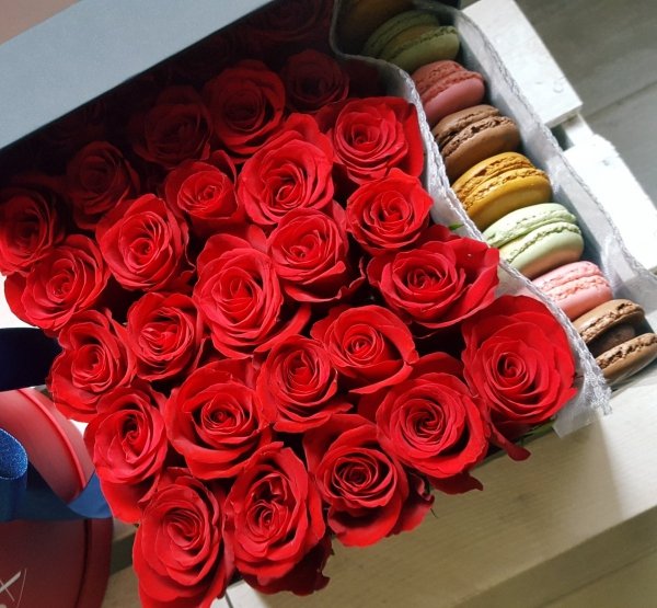 Czerwone róże w kwadratowym czarnym boxie z ciasteczkami