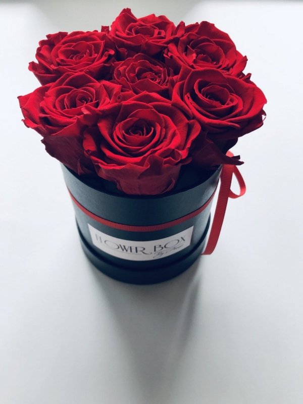 Czerwone żywe WIECZNE róże w małym czarnym boxie XS