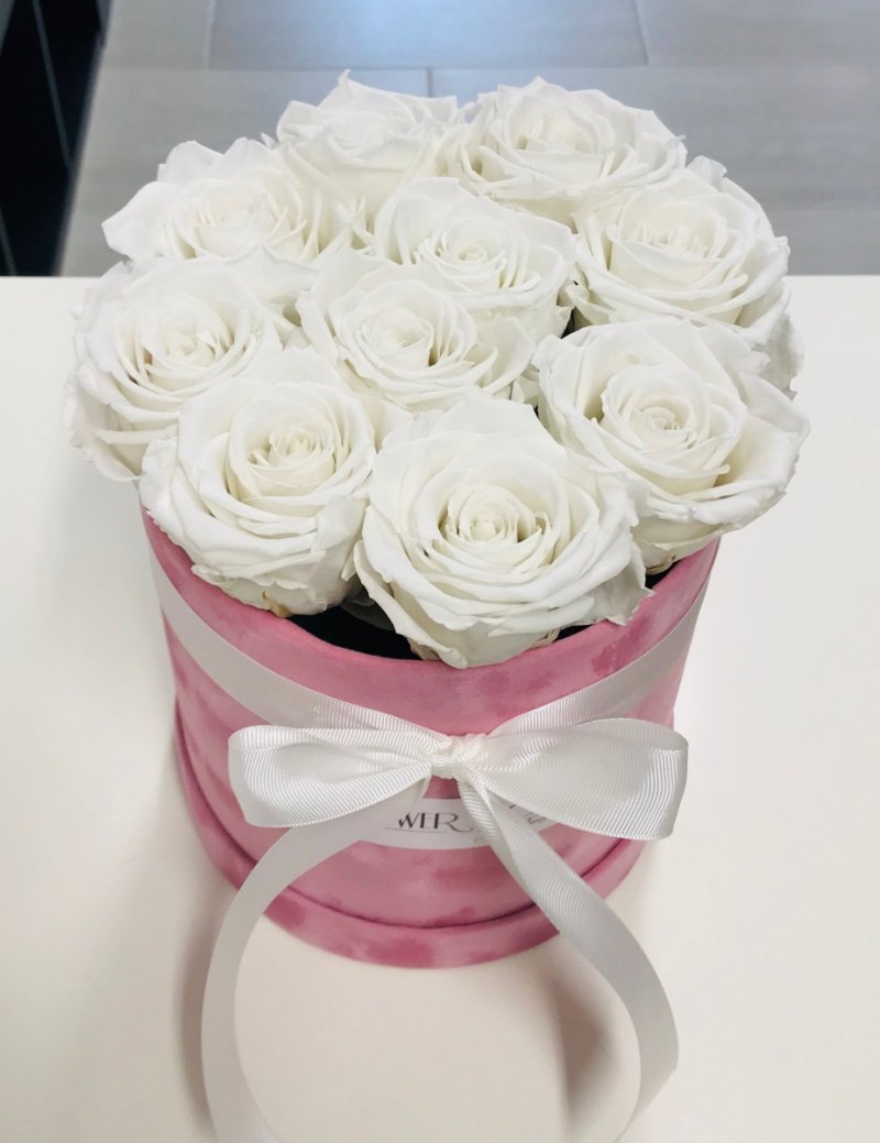 Białe,WIECZNE żywe róże w średnim velvet  boxie