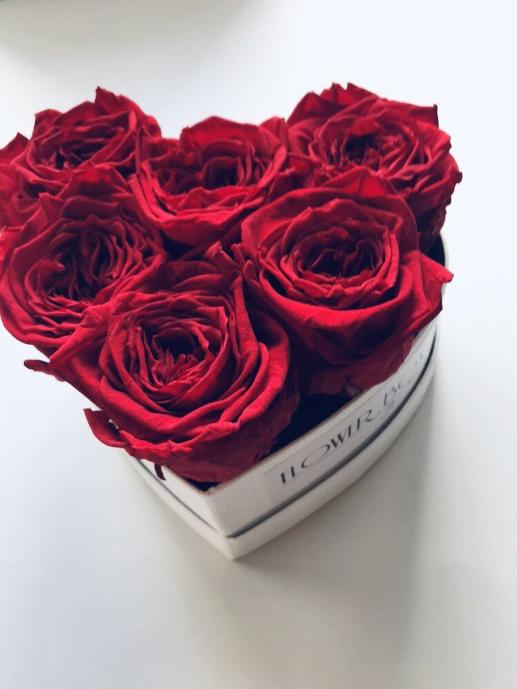 Czerwone wieczne róze w mini boxe heart