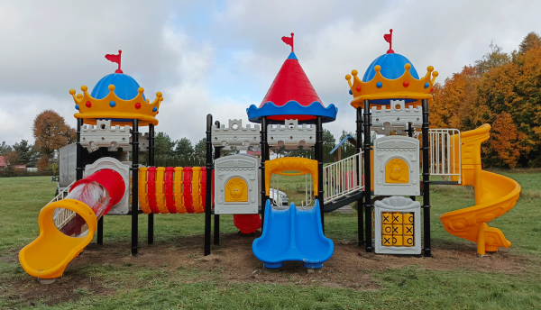 Nowoczesny plac zabaw dla dzieci – zestaw przedszkolny z wieżami