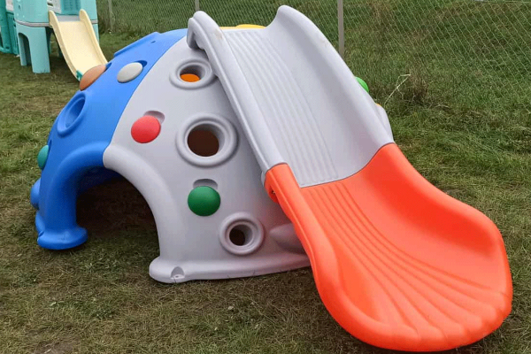 kopuła wspinaczkowa, skałka wspinaczkowa, plac zabaw do wspinania, skałka na plac zabaw, wyposażenie placów zabaw, producent placów zabaw, plastikowe place zabaw, place zabaw przedszkole