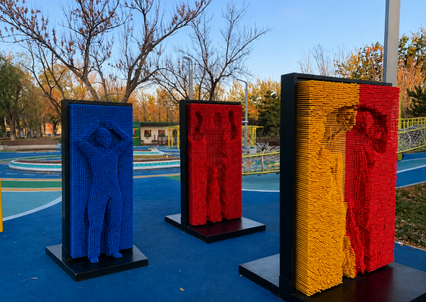 Interaktywna Ścianka Sensoryczna 3D PIN WALL – urządzenie integracyjne na plac zabaw wspierające rozwój sensoryczny i kreatywną zabawę dzieci.
