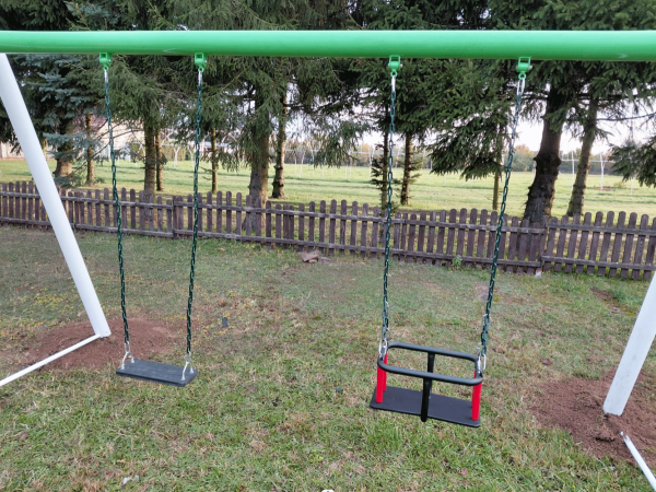 Plac zabaw z huśtawką podwójną – konstrukcja stalowa, bezpieczna huśtawka dla dzieci, szkoła / przedszkole