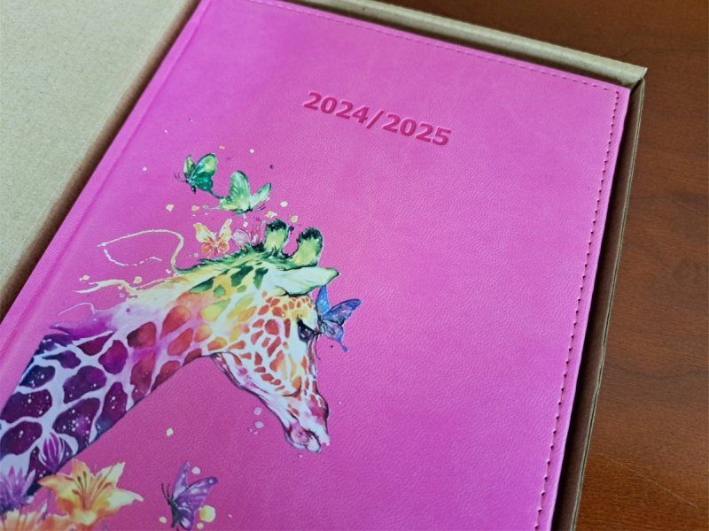 Kalendarz nauczyciela 2024/2025 A5 tygodniowy oprawa VIVELLA różowa Z NADRUKIEM