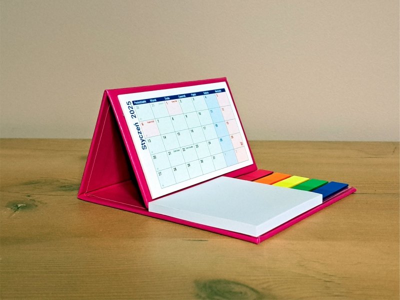 Kalendarz biurkowy na rok 2025 z notesem i znacznikami