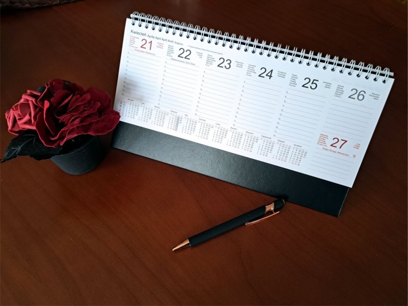 kalendarz tygodniowy na rok 2025 w wersji stojąco-leżącej