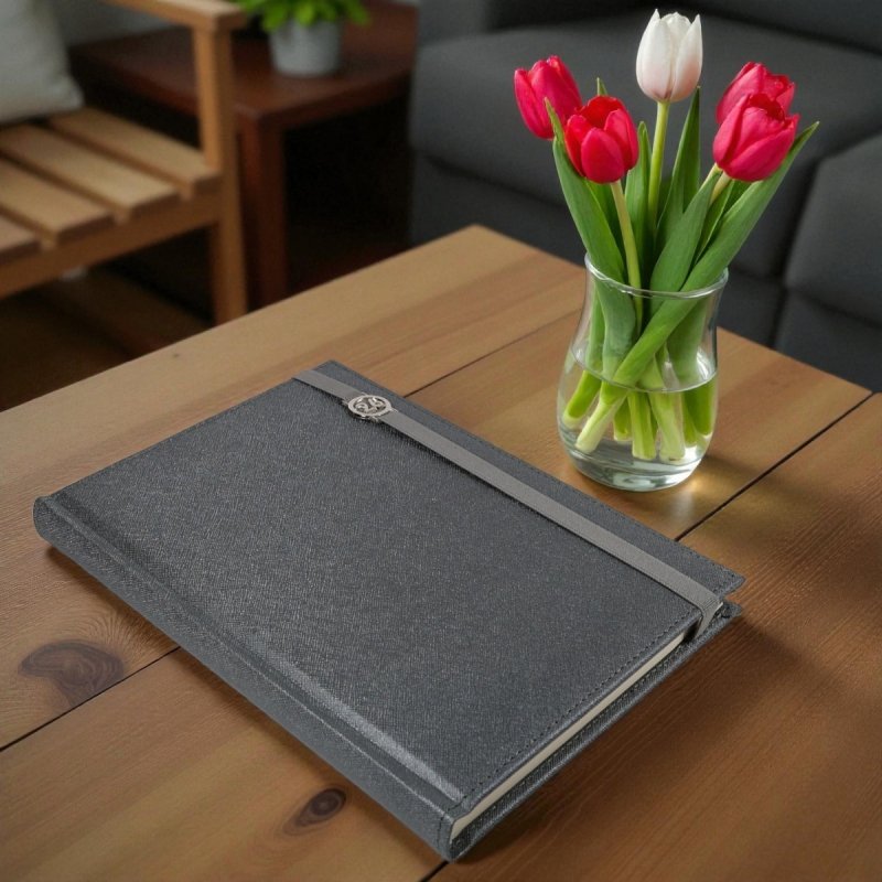 Kalendarz książkowy 2026 B5 dzienny papier chamois wycinane registry oprawa z zamykaniem na gumkę i mocowaniem na długopis ROSSA VIU szara