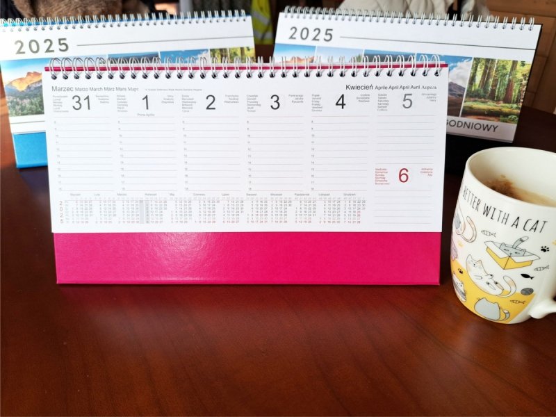 Kalendarz tygodniowy na rok 2025 stojący 