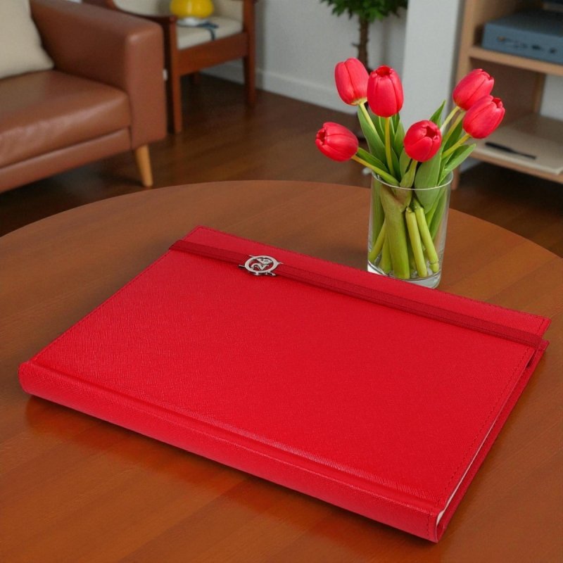 Kalendarz książkowy 2026 A4 dzienny papier chamois wycinane registry oprawa z zamykaniem na gumkę i mocowaniem na długopis ROSSA VIU czerwona