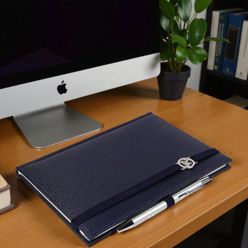 Kalendarz książkowy 2026 B5 dzienny papier chamois wycinane registry oprawa z zamykaniem na gumkę i mocowaniem na długopis ROSSA VIU granatowa Z NADRUKIEM LOGO