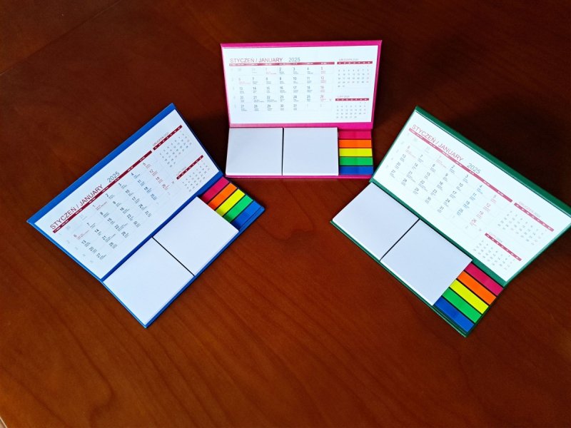 kalendarz na twardej podstawce na rok 2025