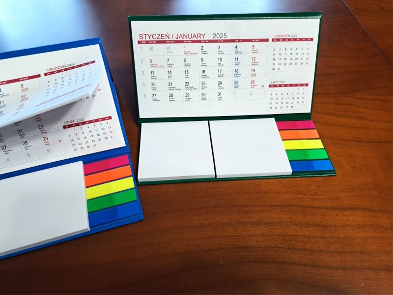 kalendarz z notesami i znacznikami samoprzylepnymi na rok 2025