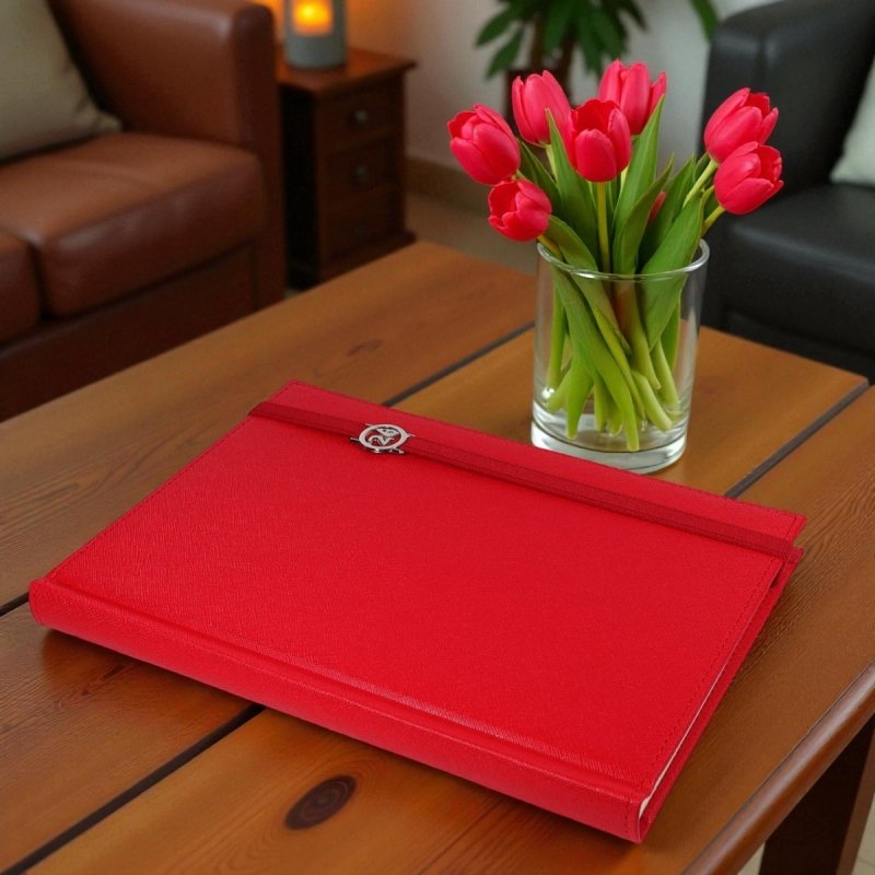 Kalendarz książkowy 2026 B5 dzienny papier chamois wycinane registry oprawa z zamykaniem na gumkę i mocowaniem na długopis ROSSA VIU czerwona Z NADRUKIEM LOGO