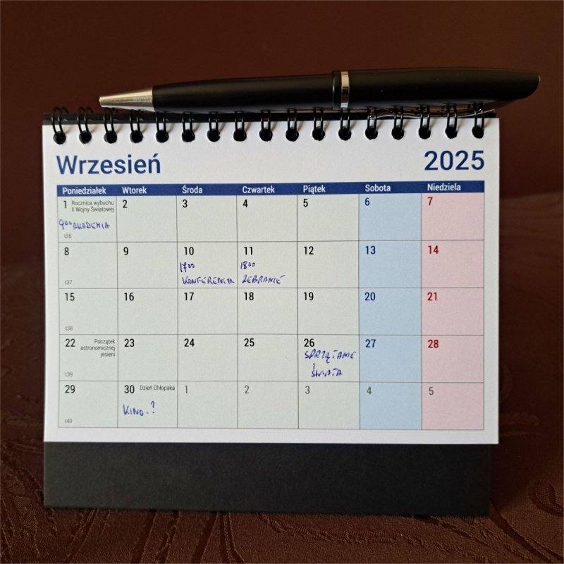kalendarz szkolny na podstawce kartonowej
